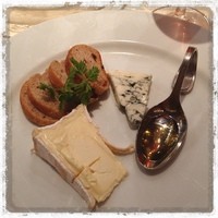 RIGOLETTO KITCHEN - ロゼに切り替えてチーズ2種盛り°˖✧◝(⁰▿⁰)◜✧˖°