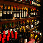 VILAMOURA - 入り口にはポルトガルワインが大量にディスプレイされています。