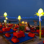 Ark Bar Beach Resort - ビーチ側は寝っ転がりバー