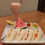 ミキ フルーツ カフェ - 〜 季節の果物付きサンドイッチ 〜 
      ■ フルーツサンド：1130円
      ＊ お好みのサンドイッチ
      ＊ 本日のジュース
      ＊ フルーツ