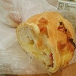 Pan Koujou - チーズとベーコンのフランスパン
                        丁度焼きたて熱々、湯気が立ち上ってたので、イートインで直ぐ食べました❗
                        