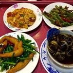 丸林魯肉飯 - トマト味のオムレツ、牛肉の炒め、シジミの醤油づけなど、