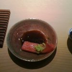 鮨 多門 - 鮪中トロ、、山葵をたんまり乗せて頂きます。脂のりが良いです。