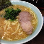 寿々喜家 - ラーメン並+ライス、見た目も伝統的！