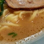 壱八家 - 醤油が立ったスープ。脂は少なめ。