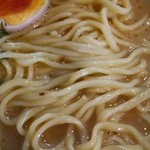 壱八家 - 長田屋製麺の少し平たい中太麺。