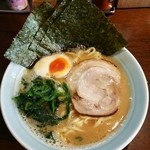 壱八家 - ラーメン680円。麺硬め。デフォルトで味玉半分入ってます。