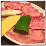 武石 - 特上タン塩。見たまんま、脂が良く乗っていて、脂の旨味が強烈に味わえた。