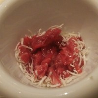 サカナザ - 近江牛の生肉にチーズをのせて