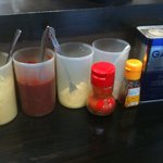 がんこ亭 - 左から、おろしニンニク、豆板醤、おろしショウガ、辛みの素、ニンニクチップ、ラー油、胡椒