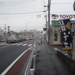 Tsubakiya - 西武新宿線、県道６号の踏み切り。北から望む、右が店。