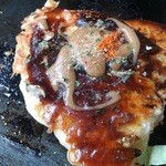 お好み焼き木馬 - ・いか玉にソースを塗った