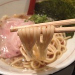 セアブラノ神 - 背脂煮干そば＜中太麺＞（750円）麺リフト