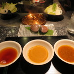 しゃぶ玄 - あっさり和風出汁ベースのタレ。
      
      ピリッと辛味を効かせた濃厚な胡麻タレ。
      
      季節のたれは、にんにくと梅風味のぽん酢タレ。
      
      