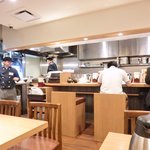 新橋　岡むら屋 - 店内のテーブル席の風景です