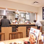 新橋　岡むら屋 - 店内のテーブル席の風景です