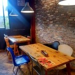 炭火焼ハンバーガー＆ステーキ チェリーズ - 洒落ています。写真は奥の喫煙席。