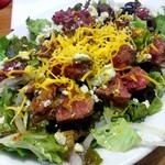 炭火焼ハンバーガー＆ステーキ チェリーズ - チェリーズサラダ２号 １０００円 チェダー＆ブルーチーズとハラミステーキ載せ