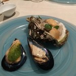 ラ スフォリーナ - 広島の生牡蠣に桃　同じく広島宮島産のムール貝に ズッキーニのペースト、ヤギのチーズ2015-7