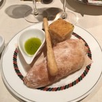 ラ スフォリーナ - パンとグリッシーにオリーブオイル　非常に青さが強いオリーブオイル 2015-7