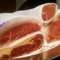 神戸牛炉釜炭焼ステーキ IDEA 銀座 - お肉のプレゼン