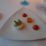 ズワイ蟹のサラダ仕立て　アヴォカドワカモーレ　完熟トマトのジュレ　フレッシュマンゴーと共に