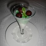 サンス・エ・サヴール - ミントのグラニテとココナッツのムース、小さい玉はショコラのジュレ