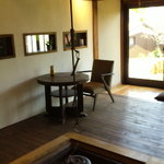 NATURAL KITCHEN jINEN AN - 囲炉裏とソファ