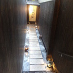 神楽坂 今井屋本店 - 入口に向かう通路