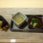 神楽坂 今井屋本店 - お通し（あさりの潮汁、
      きゅうりとうりの美味だし漬け）
      