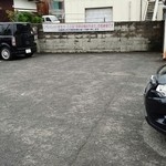 お好み焼 山田屋 - 道路沿いにありました。駐車場の看板は、奥の方にかかっていました。