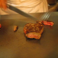 人形町今半 本店 - 肉を焼いています