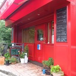 BISTROT JUN - 赤く鮮やかな店の入り口