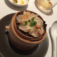 中国飯店 琥珀宮 - 蟹肉入りもち米の蓮の葉包み蒸しご飯