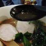 中華そば いぶき - 黒イリコそばスープアップ