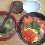 寺泊中央水産 まるなか - いくらと鮭