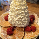 エッグスンシングス - ストロベリー・ホイップクリームとマカデミアナッツパンケーキ♡