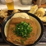 うどん 丸香 - 冷やきつね（大） + 丸天 + かしわ天 + ちくわ天 + 野菜天盛 + キリンクラシックラガー