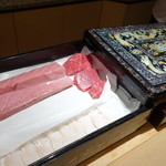 鮨 とかみ - 螺鈿の箱に鮪