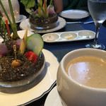 ル・モノポール - 可愛いプランターを思わせる野菜達
            ずわい蟹のバーニャカウダ