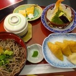 美浜 - ◆「なめこ蕎麦と天ぷらセット（1200円）」・・なめこそば・天ぷら・茶碗蒸し・稲荷鮨・デザートのセットです。