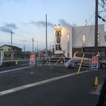 RAMEN 風見鶏 - 駐車場は６台ですが、１台はかなりハードな停め位置です＾＾；