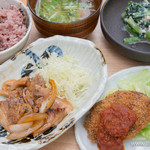 鹿屋アスリート食堂 - ダチョウ肉のコロッケ、豚肩ロースのトンテキ風、菜っ葉とクルミの白和え、アス米、水菜と油揚げの味噌汁【2015年7月】