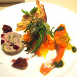 ガリエニ - 前菜　キッシュ、フォアグラ、サーモン、人参のサラダ