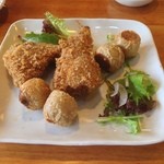 和sian-cafe aimaki - ピークガイヤッサイ・トード（手羽先の肉詰め揚げ）とホイジョー（豚肉と蟹肉すり身ゆば巻き揚げ）