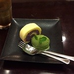 さんるーむ - 紫芋のロールケーキ---抹茶アイス添え