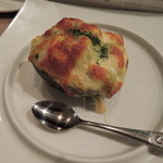 bistro D - エビとアボガドのグラタン
      アボカドの皮を器にして作られてるよ。
      アボカド好きにはたまりませ～ん。