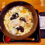 讃岐うどん かいと - 讃岐うどんの新しい形！　黒酢のスーラーうどん「黒かいと」　980円　お皿が超でかいです！