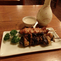 うなぎ 久保田 - 肝焼き・焼き鳥の盛り合わせ(900円)と磯自慢(一合、1,000円）