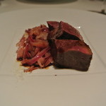 リストランテ カノフィーロ - 平取牛ハツのグリーリア　トロペア産赤玉葱と生姜のソース